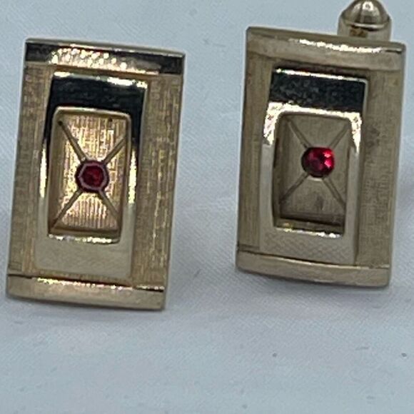 Vintage gold tone cufflinks with cut red crystals - Picture 2 of 11